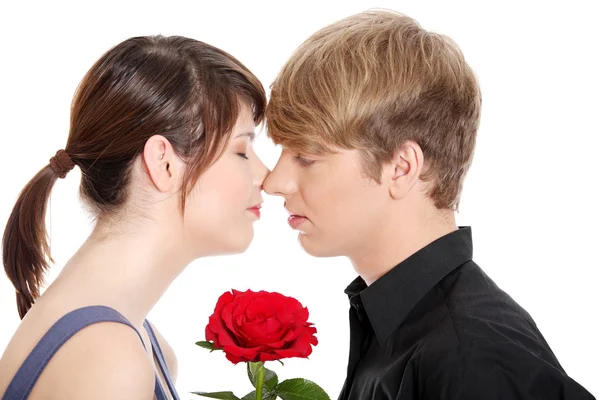 Junges Paar küsst. — Stockfoto