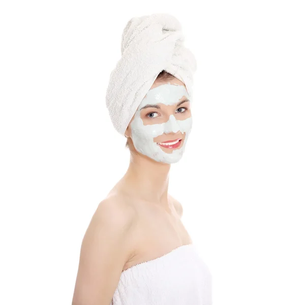 Máscara de cosméticos de barro na bela cara de mulher jovem — Fotografia de Stock