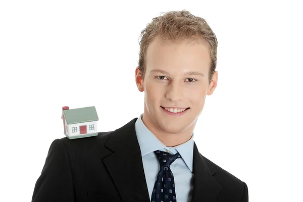 Jonge zakenman met huis model — Stockfoto