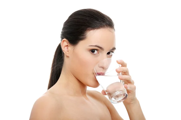 Bella giovane donna beve acqua minerale chiara — Foto Stock