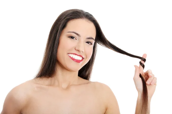 Молодая счастливая белая женщина со здоровыми длинными волосами — стоковое фото