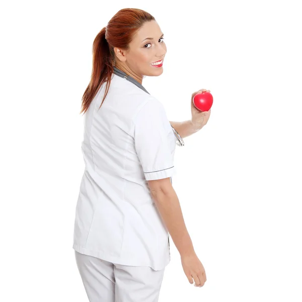 Vrouwelijke arts met stethoscoop met hart. — Stockfoto