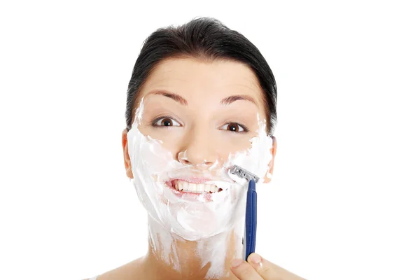 Mladá žena má ranní holení — Stock fotografie