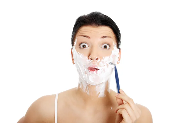 年轻女人早上刮胡子 — 图库照片