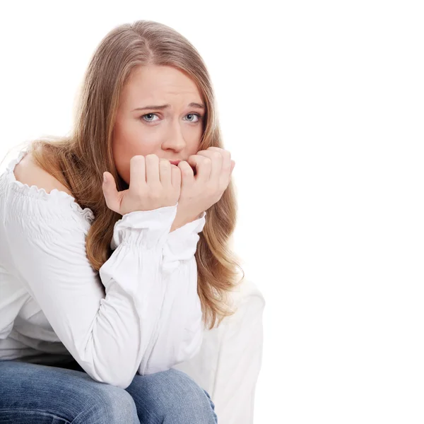 Напряженная молодая женщина ест свои ногти — стоковое фото