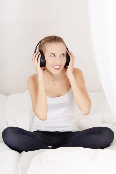 Schöne Frau hört Musik — Stockfoto