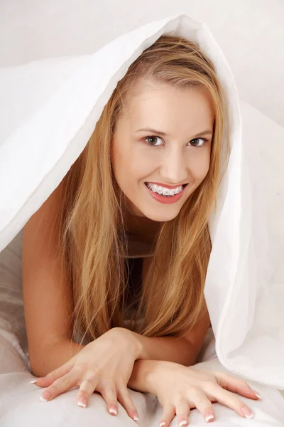 Vacker ung glad kaukasiska kvinna i sängen — Stockfoto