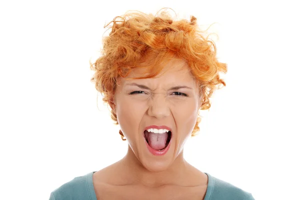 Furiouse unga rödhårig kvinna skrikande. — Stockfoto