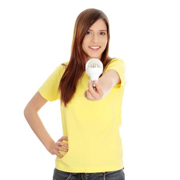 Mladá šťastná žena drží diodové žárovky — Stock fotografie
