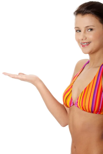 Junge schöne Frau im Bikini — Stockfoto