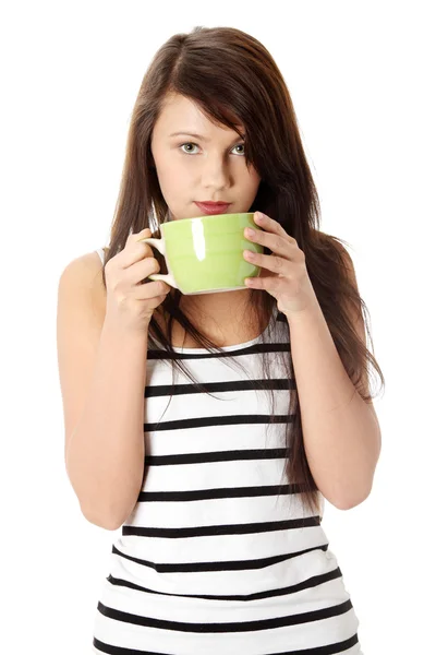 Jonge vrouw drinken koffie of thee — Stockfoto