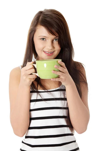 Νεαρή γυναίκα πίνοντας καφέ ή τσάι — Φωτογραφία Αρχείου