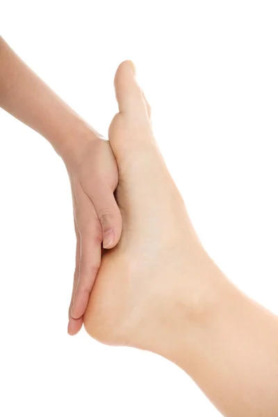 Mulher mãos dando uma massagem nos pés — Fotografia de Stock
