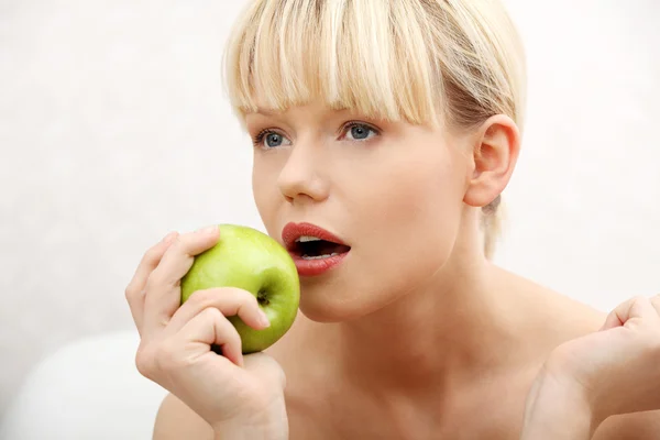 Mulher bonita com maçã verde — Fotografia de Stock