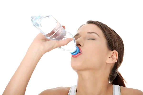 Vacker kvinna med en flaska mineralvatten — Stockfoto