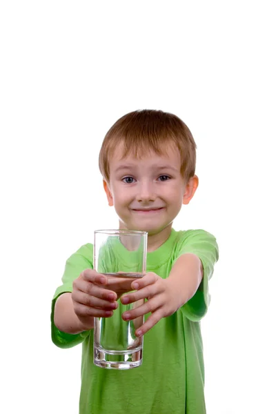 Chłopiec trzyma kieliszek z wodą — Zdjęcie stockowe