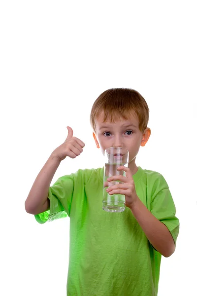 男孩用玻璃杯喝水 — 图库照片