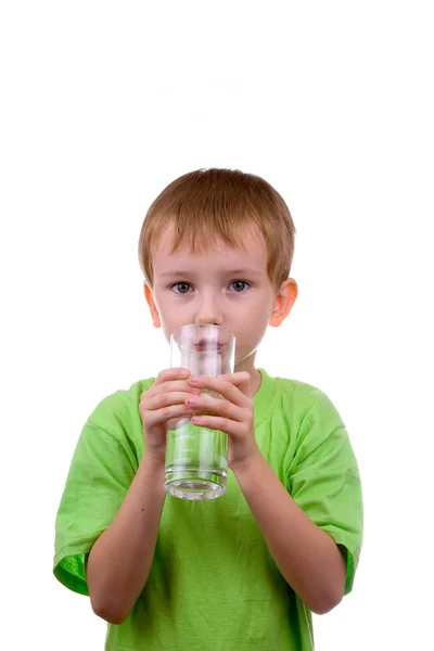 Мальчик пьет воду из стакана — стоковое фото