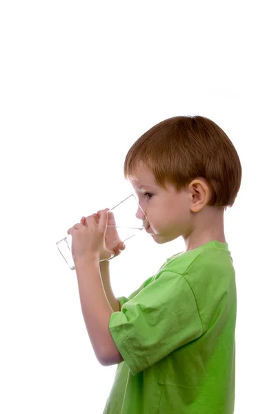 男孩用玻璃杯喝水 — 图库照片