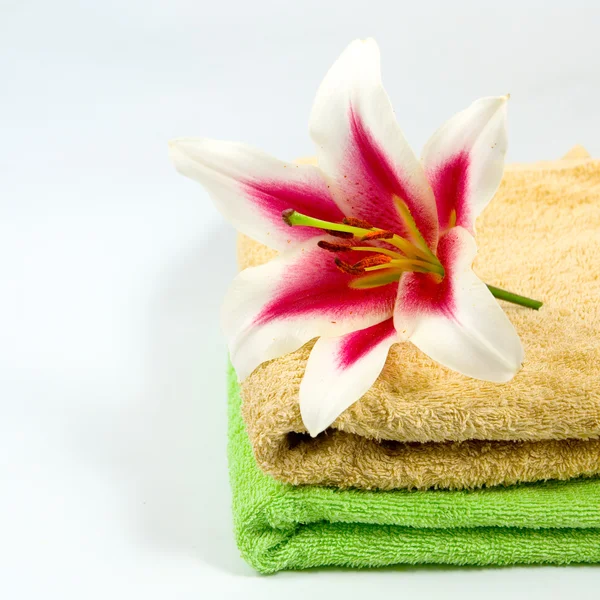 Handduk, ljus och blomma — Stockfoto