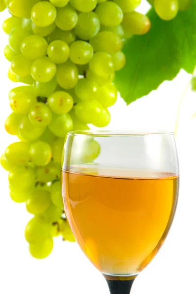 Стакан вина и винограда — стоковое фото