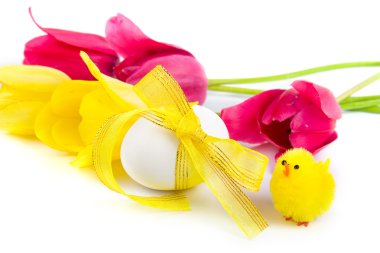 Paskalya yumurtaları ve beyaz zemin üzerine lale