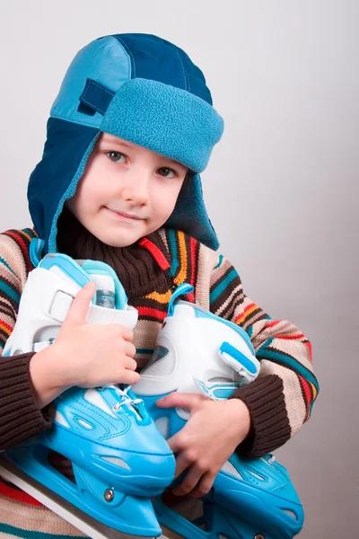 Junge Mit Hut Und Jacke Behält Seine Schlittschuhe — Stockfoto
