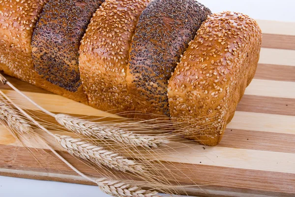 焼きたてのパン 白い背景に小麦の耳を持つ — ストック写真