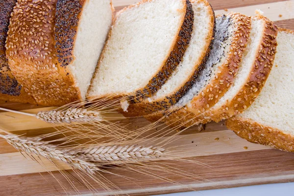 Färskt Bröd Med Öron För Vete Vit Bakgrund — Stockfoto