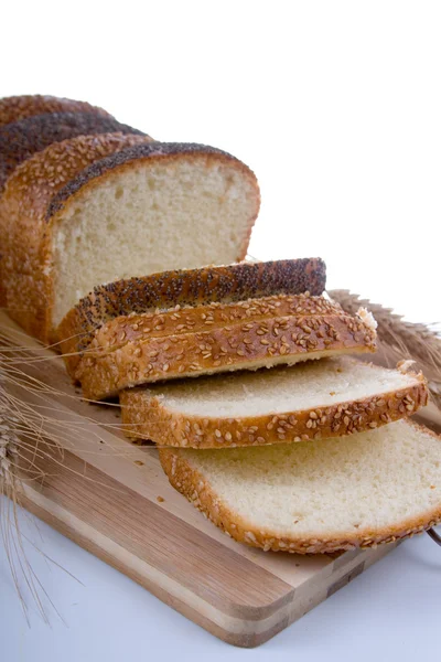 Färskt bröd med öron av vete — Stockfoto