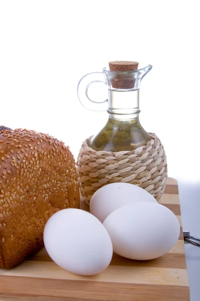 Frisches Brot, Eier, Mehl und Öl — Stockfoto