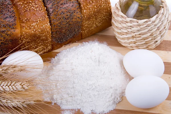 Frisches Brot Eier Mehl Und Auf Einem Holzbrett — Stockfoto