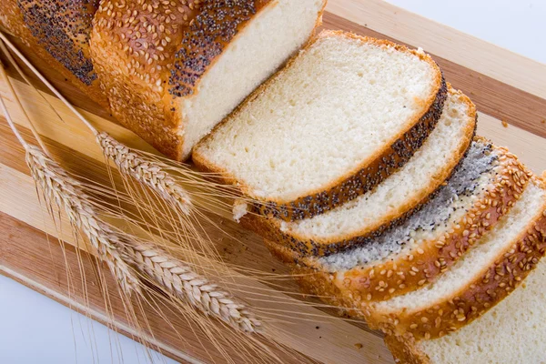 焼きたてのパン 白い背景に小麦の耳を持つ — ストック写真