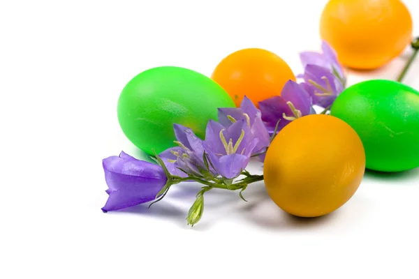 Velikonoční vajíčka a zvonky — Stock fotografie