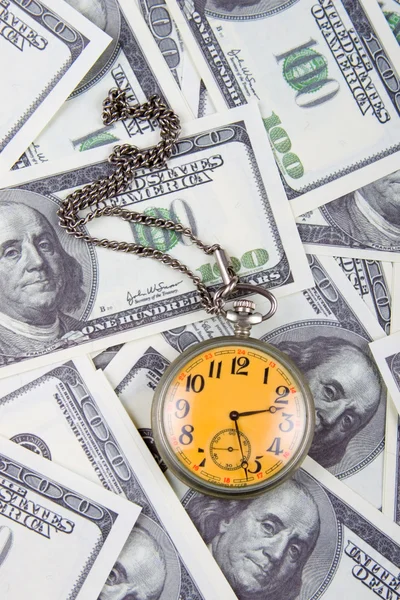 Ρολόι Τσέπης Μια Στοίβα Των Δολαρίων Αντικατοπτρίζοντας Χρόνου Και Χρήματος — Φωτογραφία Αρχείου