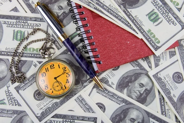 Reloj Bolsillo Cuaderno Bolígrafo Una Pila Dólares Que Refleja Tiempo — Foto de Stock