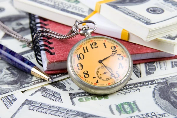 Reloj Bolsillo Cuaderno Bolígrafo Una Pila Dólares Que Refleja Tiempo — Foto de Stock