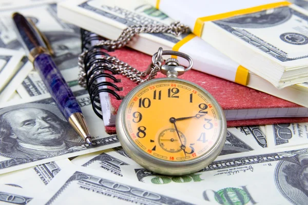 Кишеньковий Годинник Блокнот Ручка Стосі Доларів Відображає Час Гроші — стокове фото