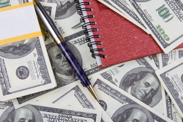 Dollari, taccuino e penna, sfondo denaro — Foto Stock