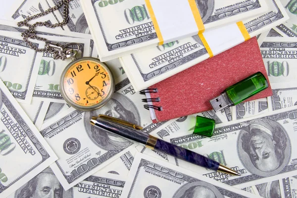 Relógio Bolso Caderno Caneta Uma Pilha Dólares Refletindo Tempo Dinheiro — Fotografia de Stock