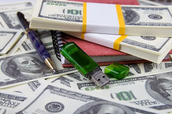 Dollárt, a notebook és a toll, háttérben pénz — Stock Fotó