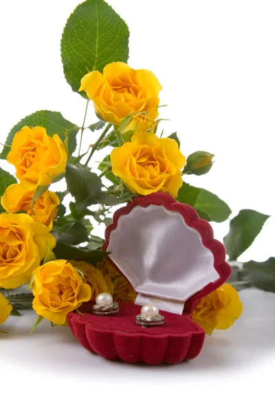 美丽的黄玫瑰和白色背景上的礼品包装盒 — 图库照片