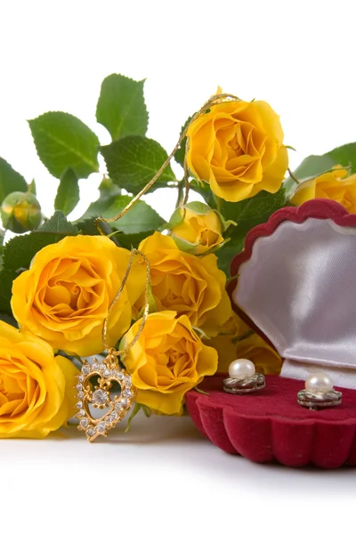美しい黄色のバラと白い背景の上のギフト ボックス — ストック写真