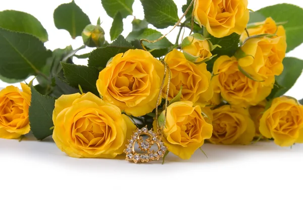 Hermosas Rosas Amarillas Corazón Dorado Aislado Sobre Fondo Blanco —  Fotos de Stock