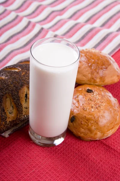 Pão fresco com copo de leite — Fotografia de Stock