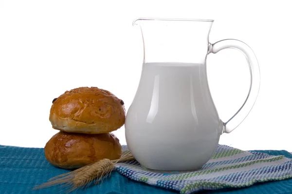Pão fresco com copo de leite — Fotografia de Stock
