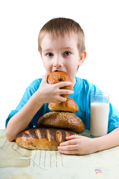 Menino Feliz Comendo Pão Fundo Branco — Fotografia de Stock