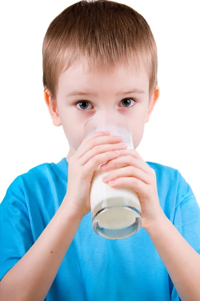 男孩喝牛奶被隔绝在白色背景上 — 图库照片