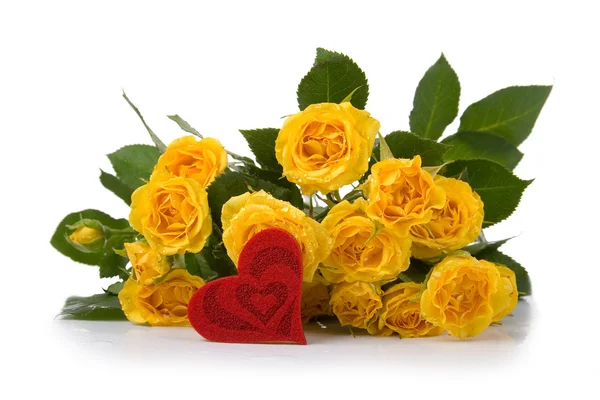 Žluté růže a červené srdce — Stock fotografie