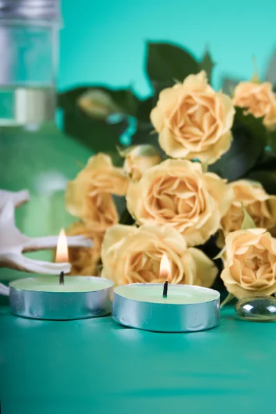 Спа-натюрморт с желтыми розами — стоковое фото
